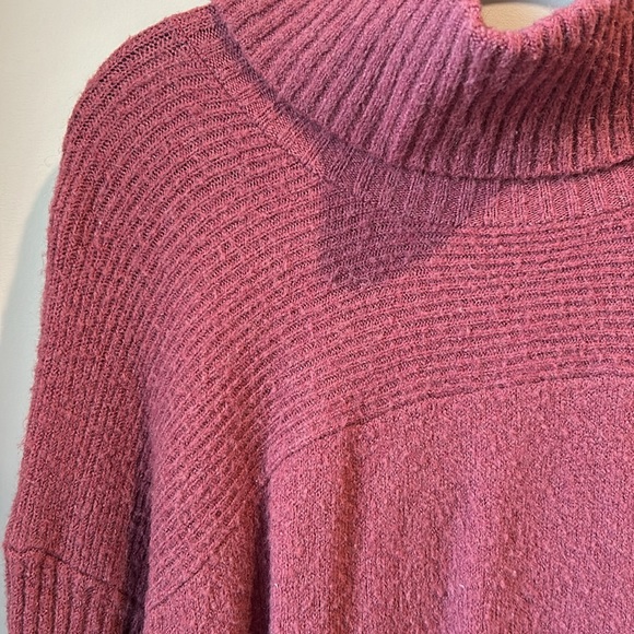 Soft AE turtleneck sweater - Picture 3 of 3